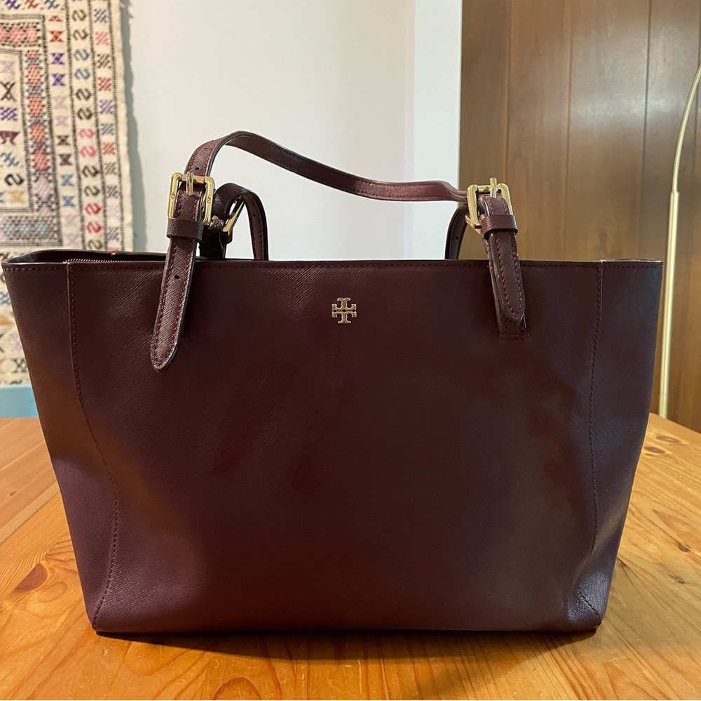 Like new Tory Burch Robinson tote in burgundy! Beautiful for winter!
